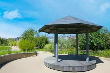 あずまやでちょっとひと休み