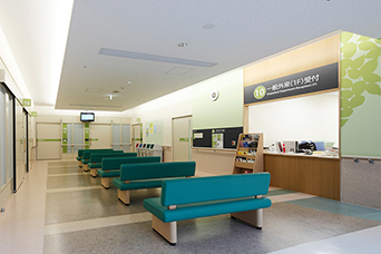 診察の受付けを行う