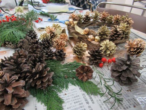 松ぼっくりのツリー作り