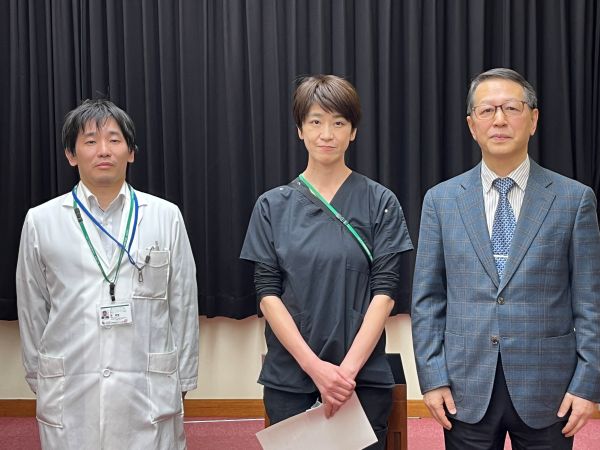 原部長、上村作業療法士、阿部院長のスナップ写真