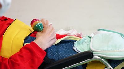 マラカスを持って音楽に参加