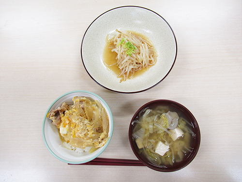 親子丼、野菜のお味噌汁、もやしのナムルの３品
