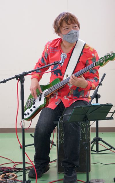 ベースギターを弾く山川浩正さん