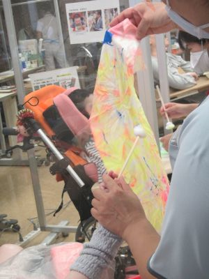 発光塗料を使用して絞り染め