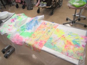 発光塗料を使用して絞り染め