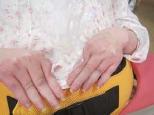 石膏をこねているところ