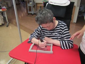 電動ルーターを使っているところ