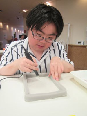 電動ルーターを使っているところ