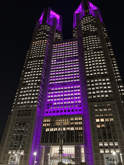 パープルにライトアップされた都庁