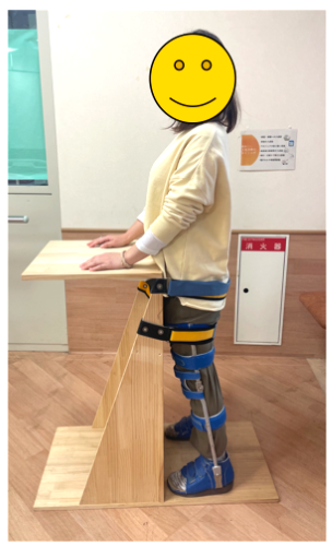 写真2：起立台、長下肢装具使用例